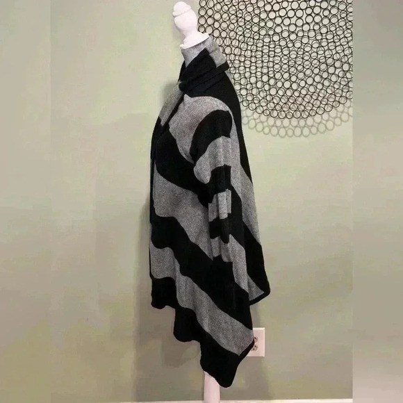 Mossimo - 3/4 length sweater black and gray stripes - Size Medium - Picture 4 of 6